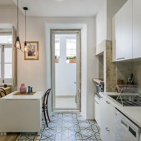 Charming Portuguese House In Graca *